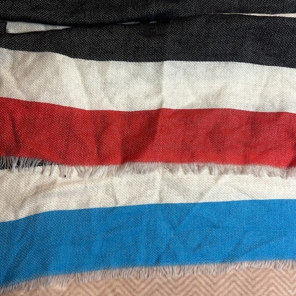 Adorable Coach 100% Virgin Wool Striped Scarf - Picture 5 of 5